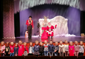 Dzieci z Mikołajem na scenie teatru Piccolo.